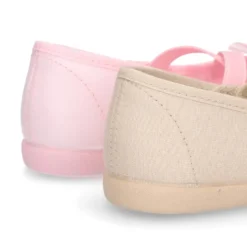 Bailarina ballet con cintas elásticas cruzadas y FLOR.