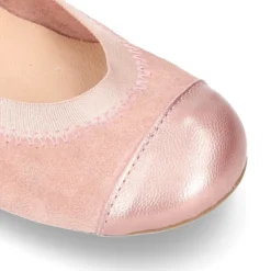 Bailarina clásica en piel serraje con elástico y puntera metalizada.