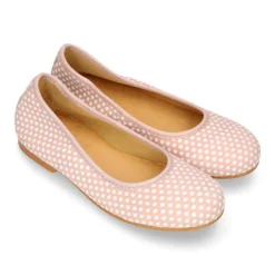 Bailarina clásica en serraje estampado de topitos.