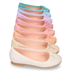 Bailarina clásica niña con lazo ajustable en piel suave en colores de moda.