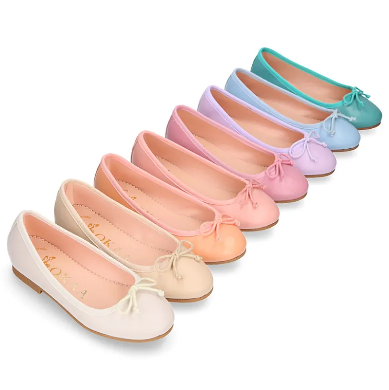 Bailarina clásica niña con lazo ajustable en piel suave en colores de moda.