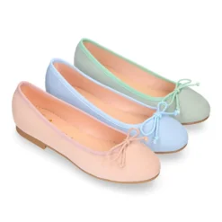 Bailarina clásica niña con lazo ajustable en piel ante en colores pastel.