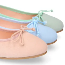 Bailarina clásica niña con lazo ajustable en piel ante en colores pastel.