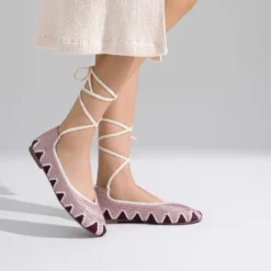 Bailarina de crochet con cintas al tobillo – Rosa