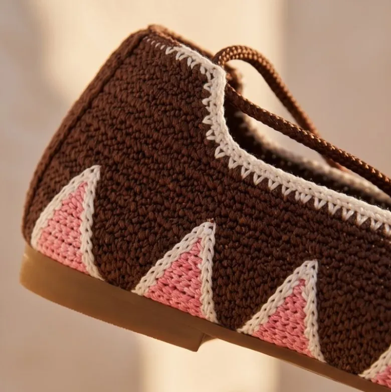 Bailarina de crochet con cintas al tobillo – Café