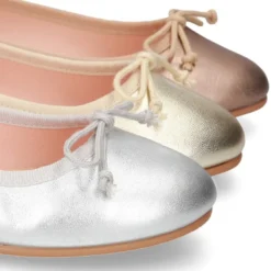 Bailarina niña clásica con lazo ajustable en piel METALIZADA súper suave.