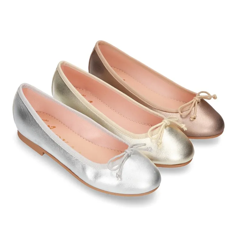 Bailarina niña clásica con lazo ajustable en piel METALIZADA súper suave.