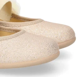 Bailarina Niña con elástico con flor en lona brillante.