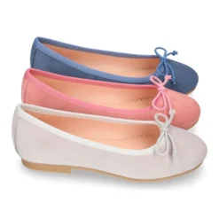 Bailarina niña con lazo ajustable en piel serraje en colores clásicos.