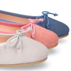 Bailarina niña con lazo ajustable en piel serraje en colores clásicos.