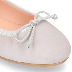 Bailarina niña con lazo ajustable en piel serraje en colores clásicos.
