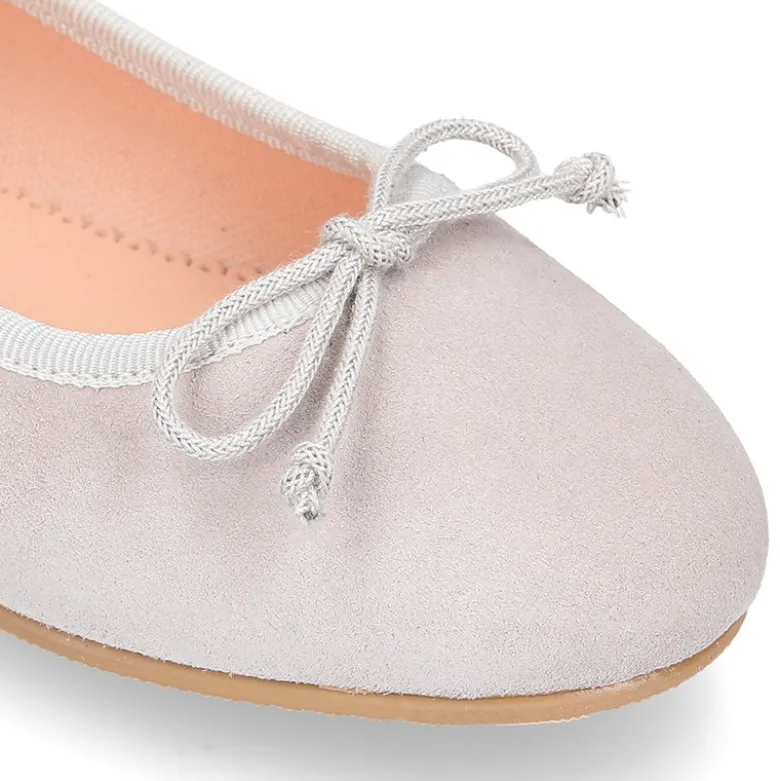 Bailarina niña con lazo ajustable en piel serraje en colores clásicos.