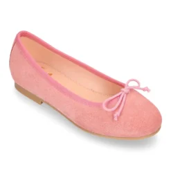Bailarina niña con lazo ajustable en piel serraje en colores clásicos.