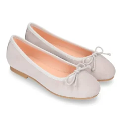 Bailarina niña con lazo ajustable en piel serraje en colores clásicos.