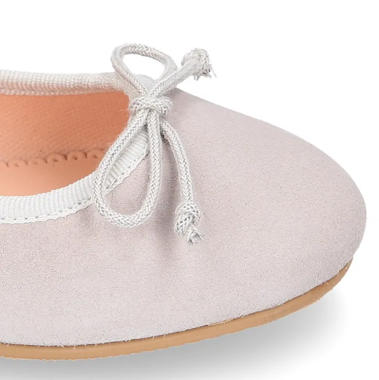 Bailarina niña con lazo ajustable en piel serraje en colores clásicos.