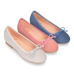 Bailarina niña con lazo ajustable en piel serraje en colores clásicos.