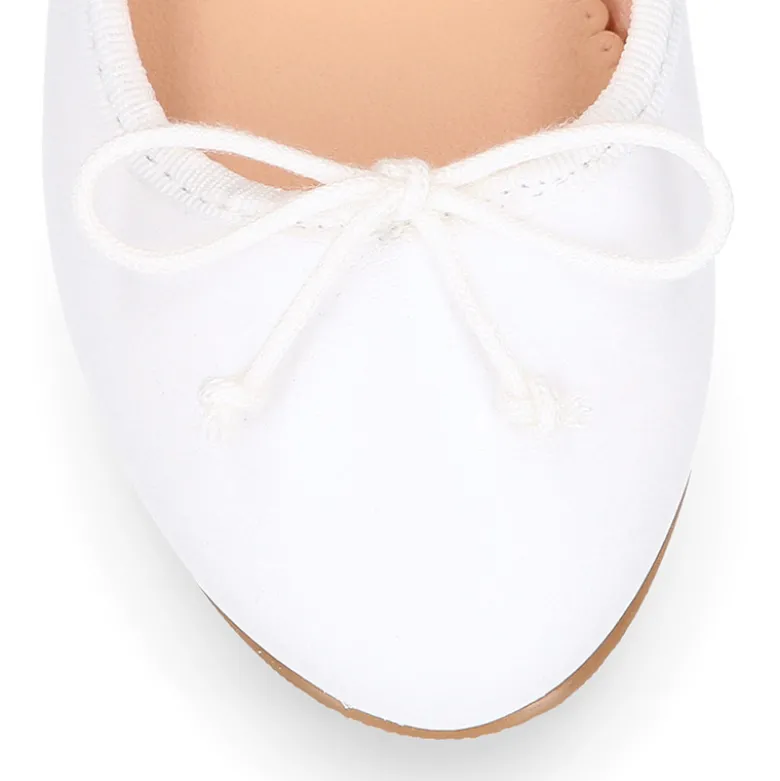 Bailarina niña con lazo ajustable en piel napa en color Blanco.