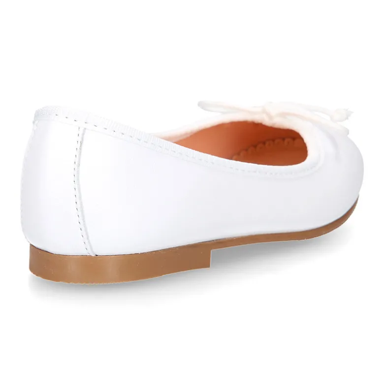 Bailarina niña con lazo ajustable en piel napa en color Blanco.