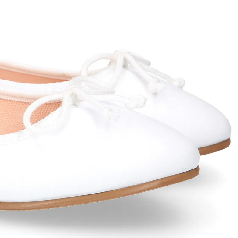 Bailarina niña con lazo ajustable en piel napa en color Blanco.