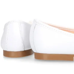 Bailarina niña con lazo ajustable en piel napa en color Blanco.