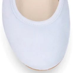 Bailarina niña tipo Ballet con cintas elásticas en piel ante pastel.