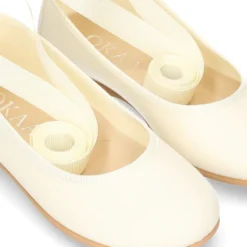 Bailarinas niña Comunión tipo ballet con cintas en lona efecto seda.
