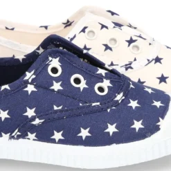 Bamba de lona con ESTRELLAS, elástico y puntera de goma.