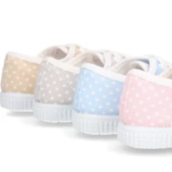Bamba en lona con cordones y estampado lunares en pasteles.