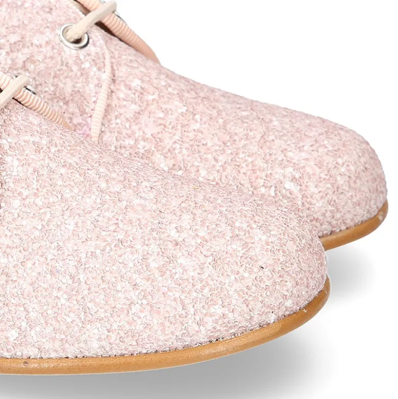 Blucher clásico estilizado con cordones en GLITTER NUDE.