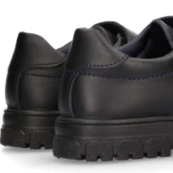 Blucher colegial niño OKAA sin cordones con suela de goma dentada en piel lavable.