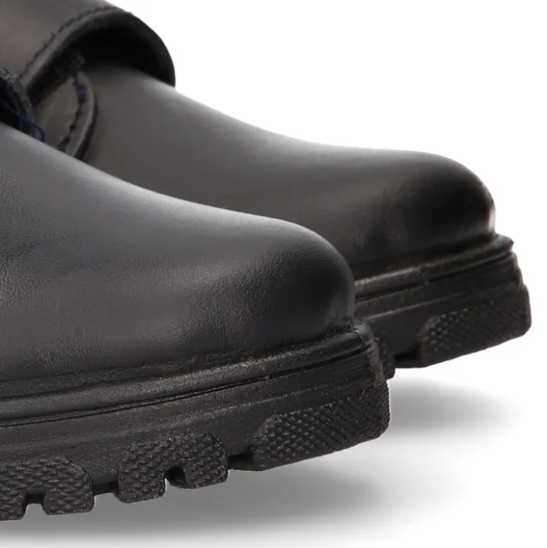 Blucher colegial niño OKAA sin cordones con suela de goma dentada en piel lavable.
