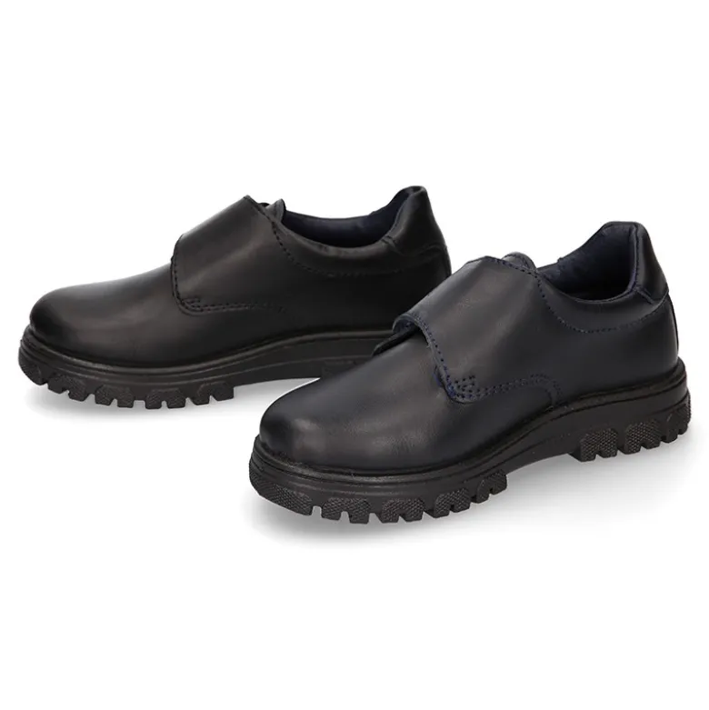 Blucher colegial niño OKAA sin cordones con suela de goma dentada en piel lavable.