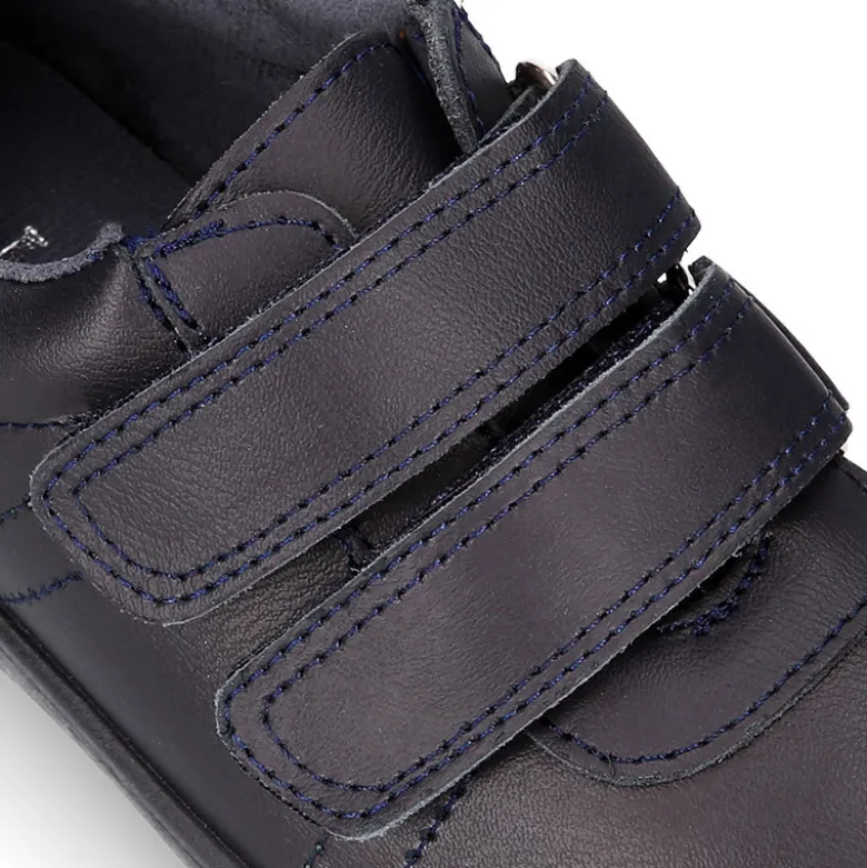 Blucher deportivo colegial niño sin cordones y con puntera reforzada en piel lavable.
