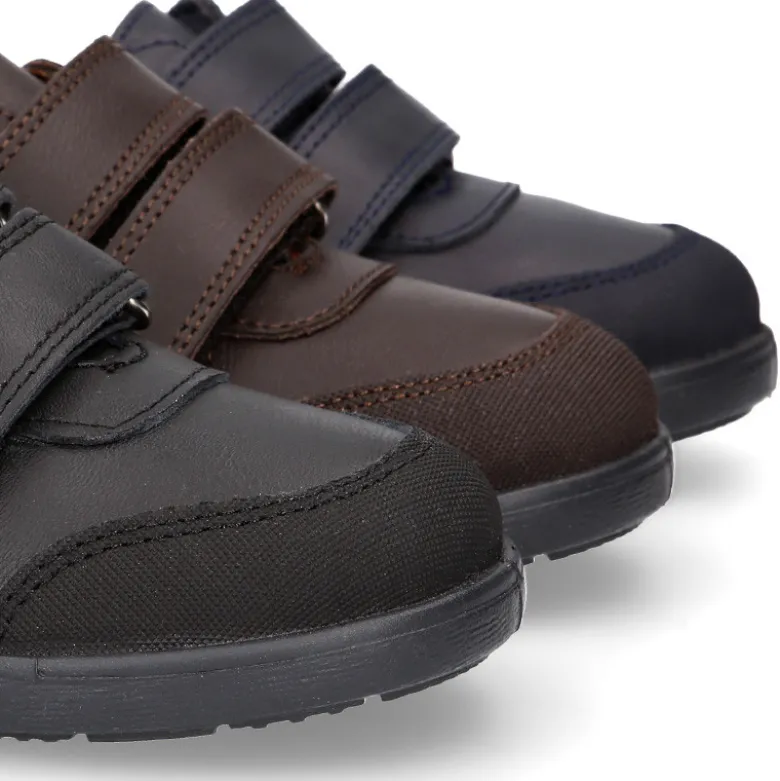 Blucher deportivo colegial niño sin cordones y con puntera reforzada en piel lavable.