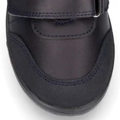 Blucher deportivo colegial niño sin cordones y con puntera reforzada en piel lavable.