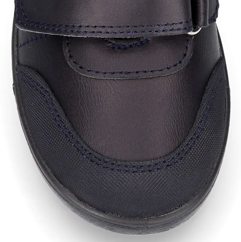 Blucher deportivo colegial niño sin cordones y con puntera reforzada en piel lavable.