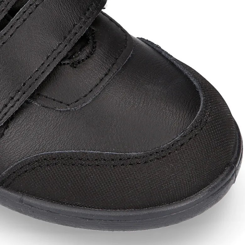 Blucher deportivo colegial niño sin cordones y con puntera reforzada en piel lavable.