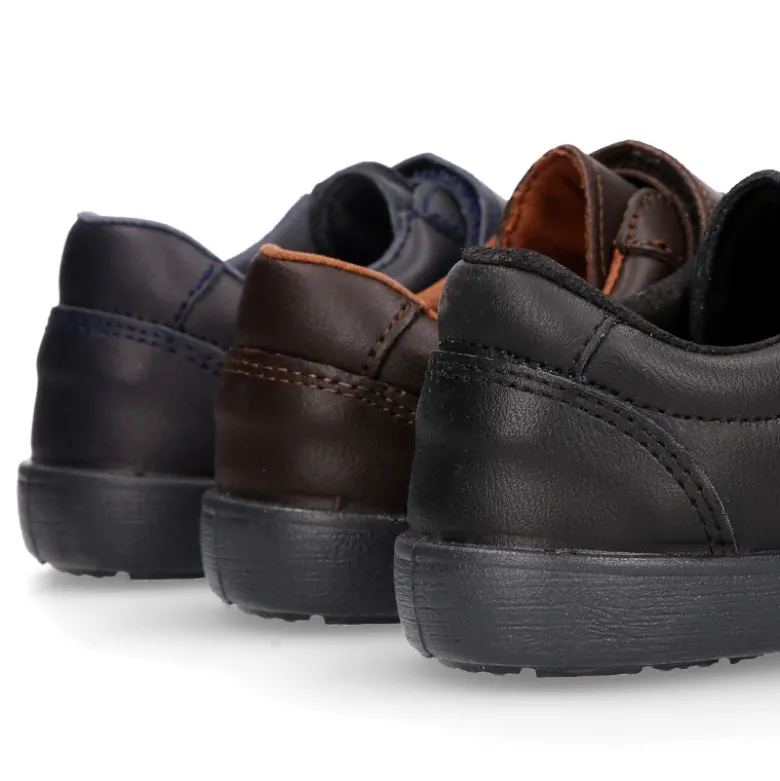 Blucher deportivo colegial niño sin cordones y con puntera reforzada en piel lavable.