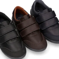 Blucher deportivo colegial niño sin cordones y con puntera reforzada en piel lavable.