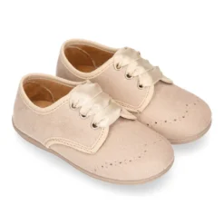 Blucher niños con cordones con lazos y picados en Serratex.