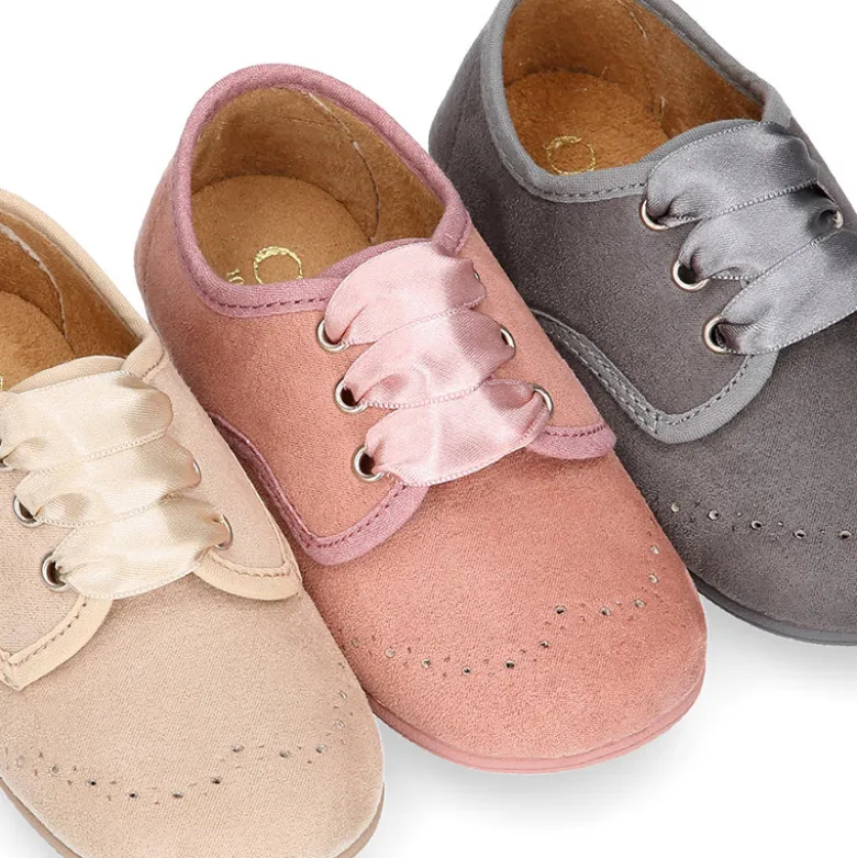 Blucher niños con cordones con lazos y picados en Serratex.