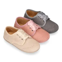Blucher niños con cordones con lazos y picados en Serratex.