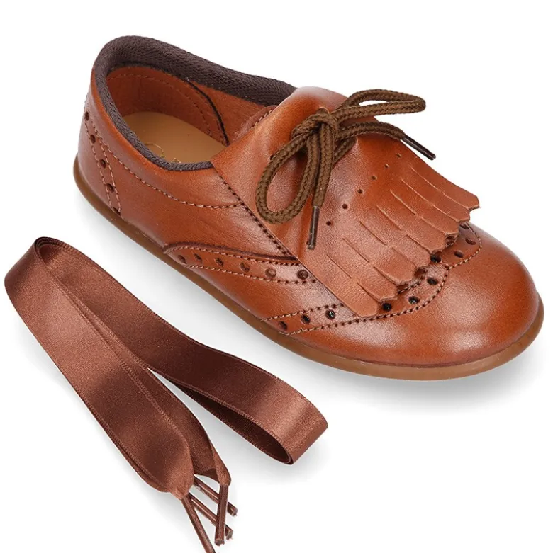 Blucher niños con lengüeta con flecos y picados en piel CUERO.