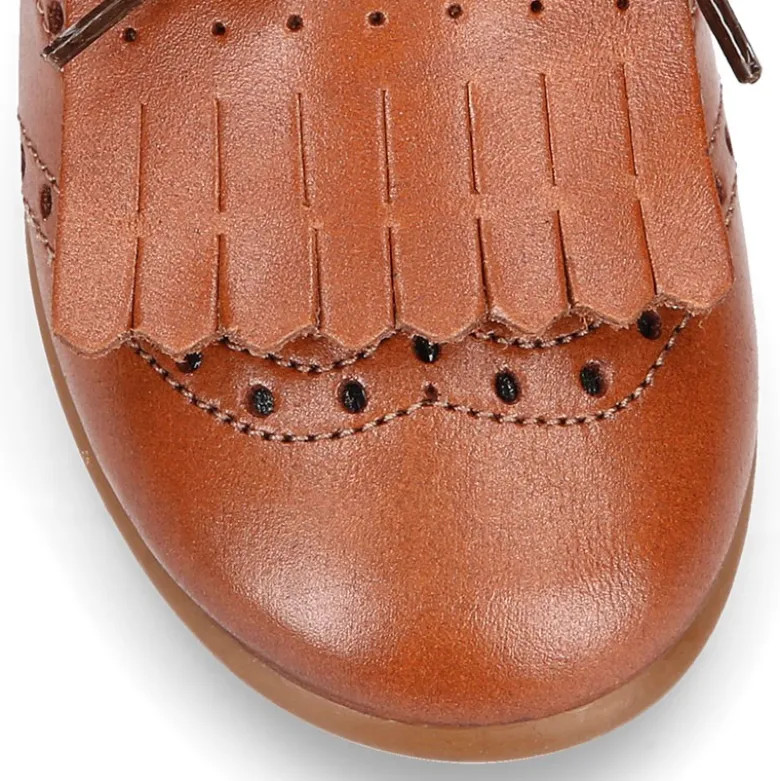 Blucher niños con lengüeta con flecos y picados en piel CUERO.