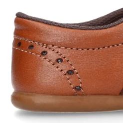 Blucher niños con lengüeta con flecos y picados en piel CUERO.