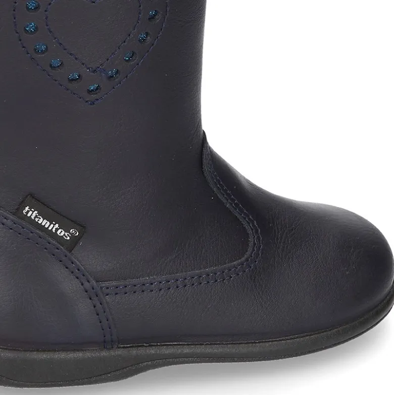 Bota caña alta con corazón y cremallera en piel lavable.