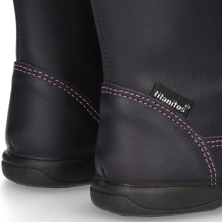 Bota caña alta con MARIPOSA, cremallera y puntera reforzada en piel lavable.