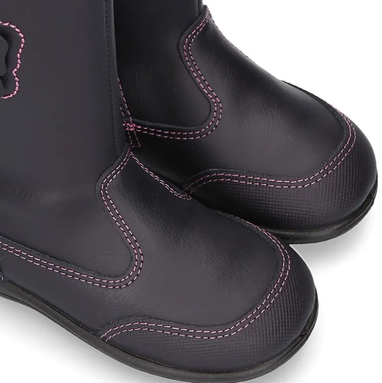 Bota caña alta con MARIPOSA, cremallera y puntera reforzada en piel lavable.