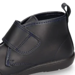 Bota colegial niño OKAA sin cordones y puntera reforzada en piel lavable.