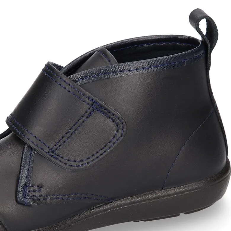 Bota colegial niño OKAA sin cordones y puntera reforzada en piel lavable.